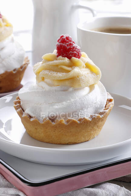 Tartlet with meringue and lemon cream — Stock Photo