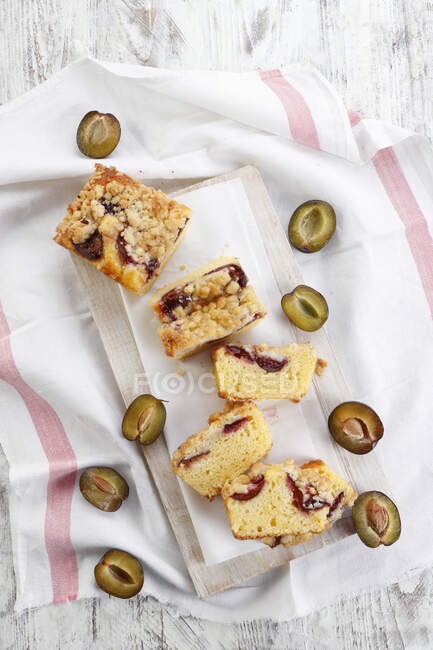 Cake with plums and crumble — Stock Photo
