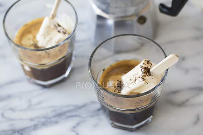 Еспресо з ванільним морозивом на паличках — стокове фото