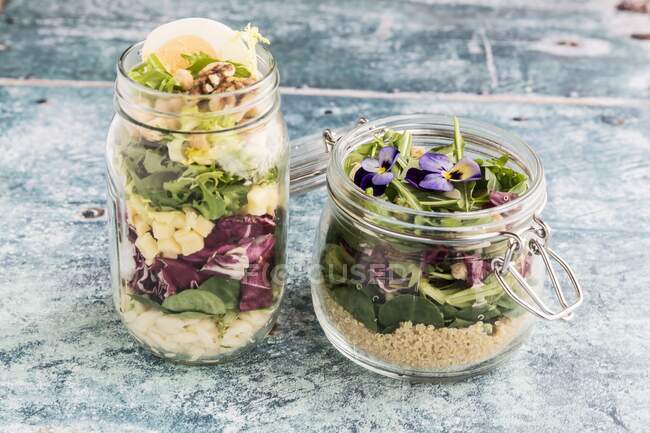 Salada de macarrão Orzo e salada de quinoa em frascos de vidro — Fotografia de Stock