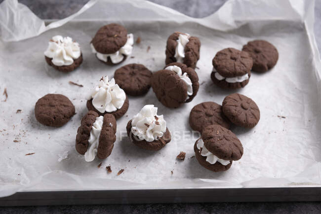 Веганське шоколадне печиво з ванільним вершком. — стокове фото