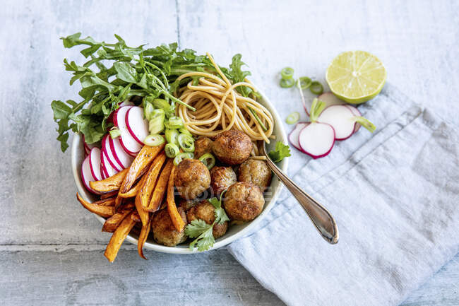 Noodle falafel bowl with vegetables — Stock Photo