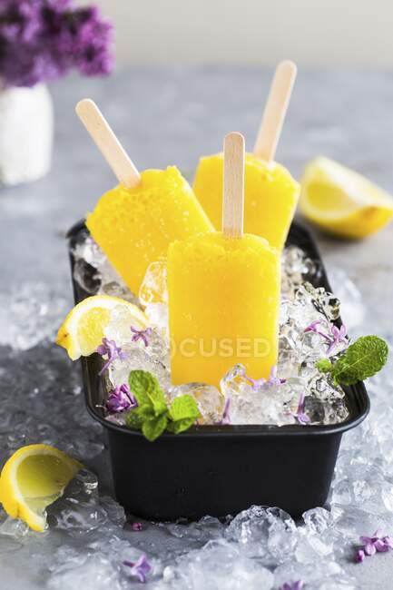 Ghiaccioli al limone al mango — Foto stock