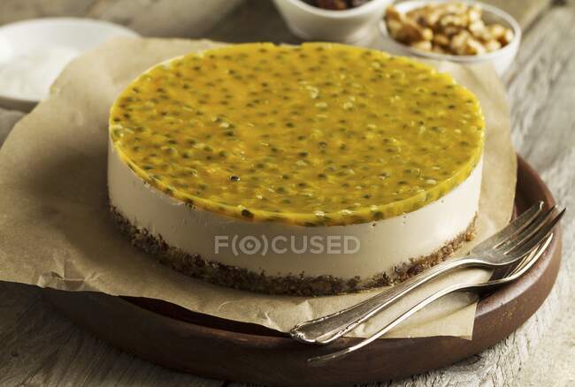 Mascarpone and Greek yoghurt cheesecake with a date and walnut base, topped with maracuja — Stock Photo