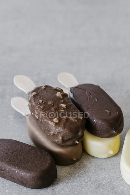Primo piano di delizioso gelato al cioccolato assortito su bastoncini — Foto stock