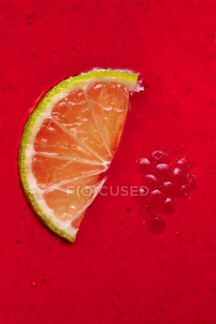 Половина шматочка лайма і малини в лимонному і малиновому желе (повний каркас ) — стокове фото