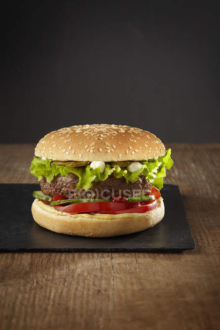 Un hamburger classique avec mayonnaise, ketchup et laitue — Photo de stock