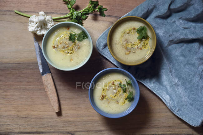 Суп з цвітної капусти зі смаженими кедровими горіхами, мускатним горіхом та шафраном — стокове фото