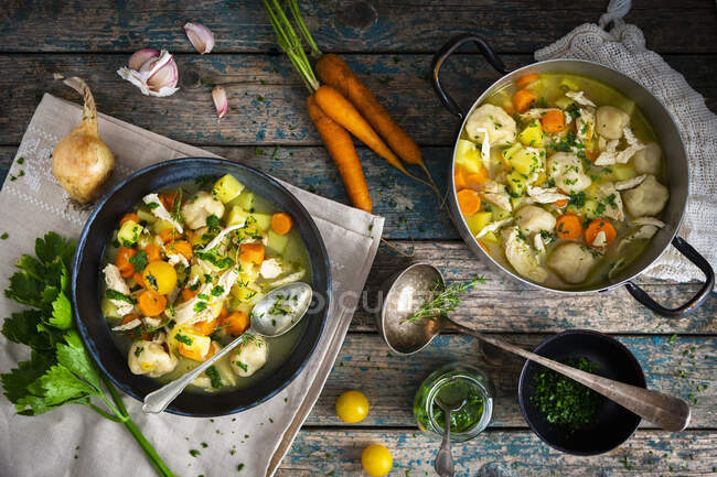 Овощной суп с курицей и пельменями — стоковое фото