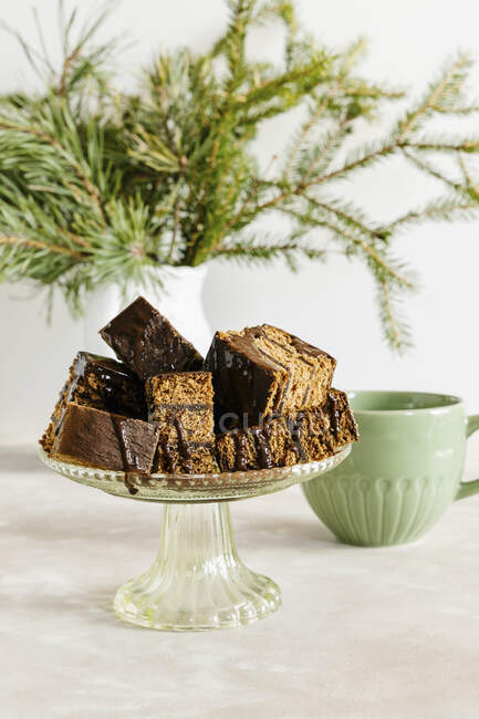 Gewürze und Honig-Lebkuchen mit Pflaumenmarmelade und Schokoladensauce — Stockfoto