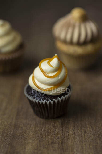Close-up de delicioso cupcake de chocolate com caramelo — Fotografia de Stock