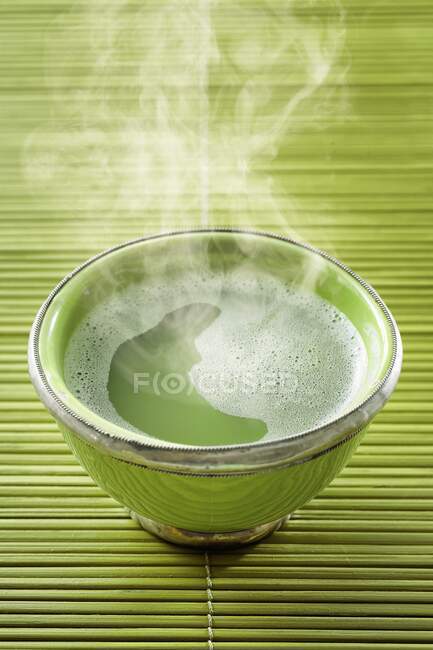 Uma tigela fumegante de chá matcha — Fotografia de Stock