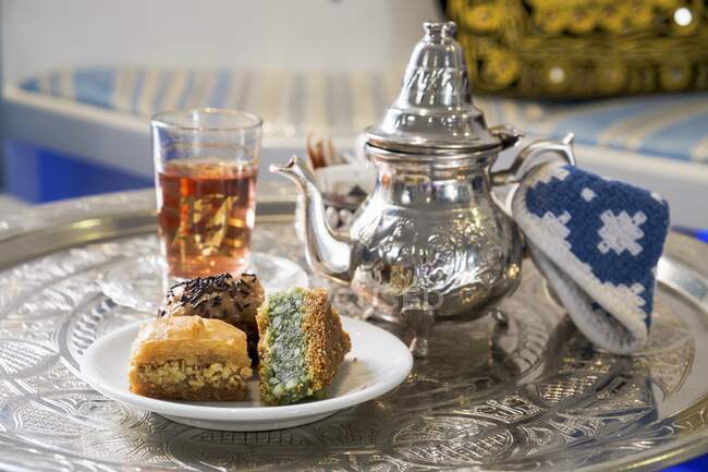 Varius baklava con té árabe - foto de stock
