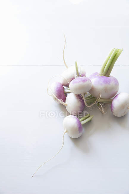 Top view of a group of white garlic bulbs on a cutting board — Stock Photo