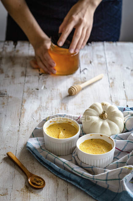 Small pumpkin cheesecakes on wood — Stock Photo