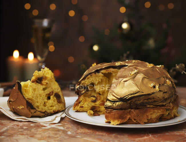 Рождественский торт с орехами и корицей — стоковое фото