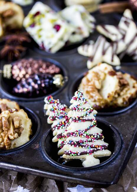 Vários biscoitos de Natal decorados em forma de muffin — Fotografia de Stock