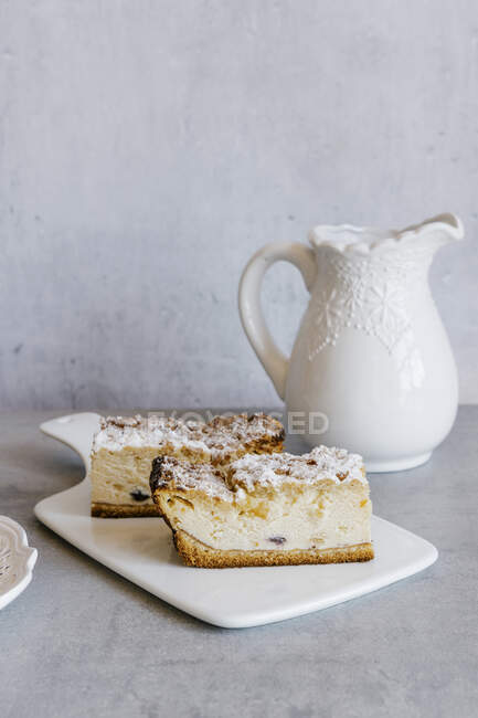 Baked vanilla cheesecake with crust — Stock Photo