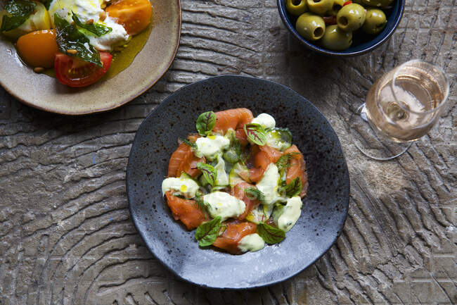 Салат из лосося и пастрами с помидорами и оливками — стоковое фото
