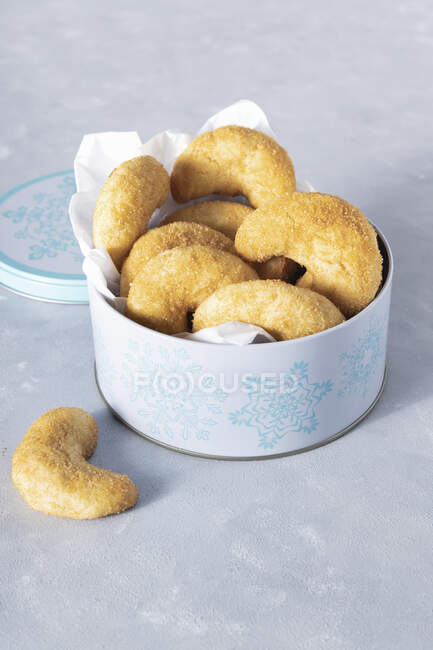 Biscotti alla vaniglia a mezzaluna in ciotola — Foto stock
