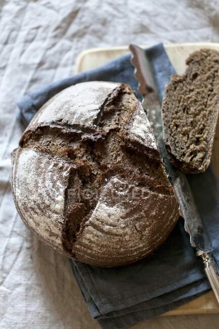 Soda irlandese fatta in casa pane sul tovagliolo di lino — Foto stock