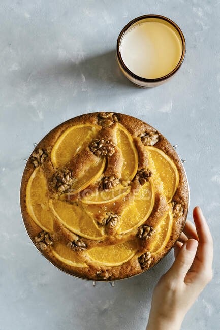 Апельсиновый творожный пирог с орехами — стоковое фото