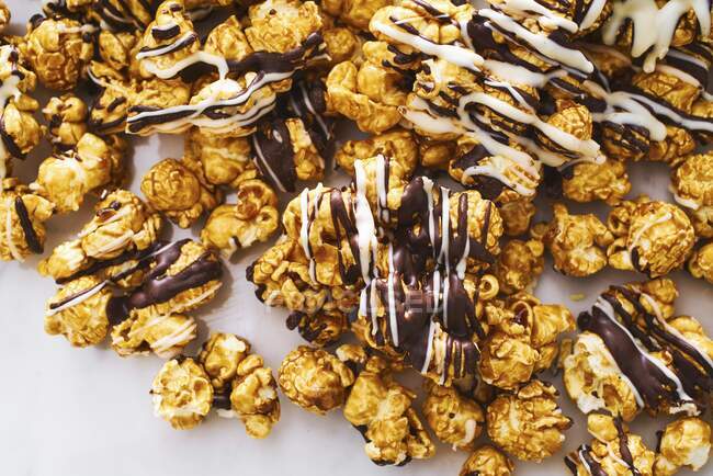 Zebra-Popcorn: süßes Popcorn mit weißer und dunkler Schokoladenglasur — Stockfoto