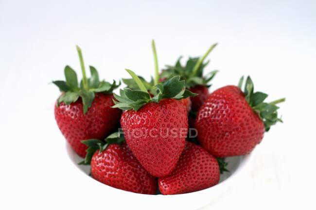 Fresh strawberries in a small dish — Stock Photo
