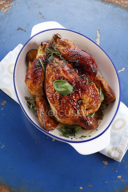 Delicioso frango grelhado em um prato em uma mesa preta. — Fotografia de Stock