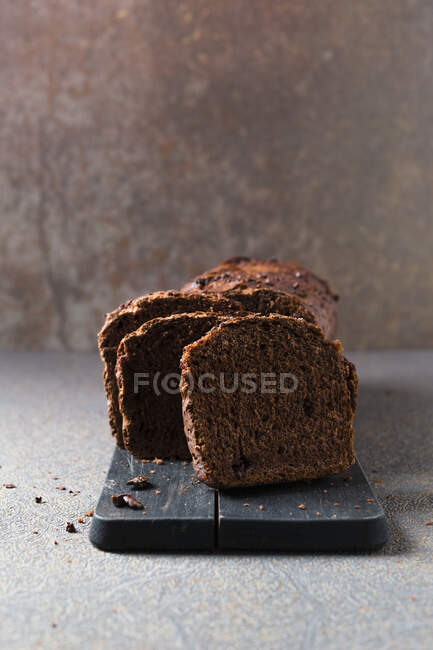 Schokoladenkuchen mit Kakaofedern, geschnitten — Stockfoto