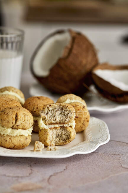 Biscuits santé à faible teneur en glucides à base de noix de coco et de farine d'amande — Photo de stock