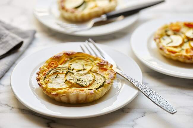 Puff pastry tarts with green and yellow zucchini and carrots — Stock Photo