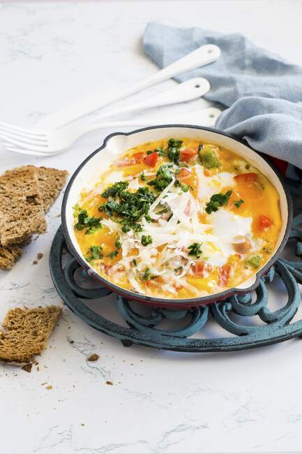 Baked eggs with vegetables — Stock Photo