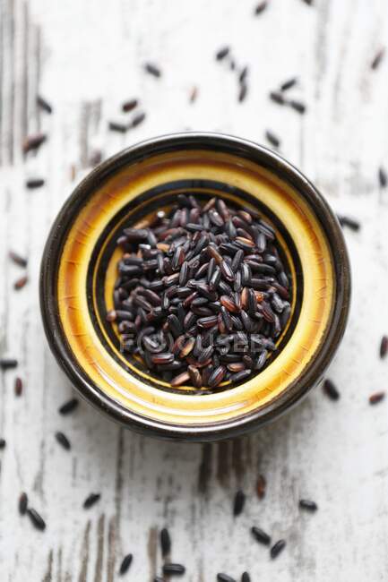 Black rice in a little bowl (seen from above) — Stock Photo