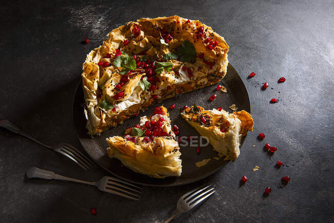 Vegeterian filo pastry with butternutsquash, spinach, feta cheese and pomegranate seeds — Stock Photo