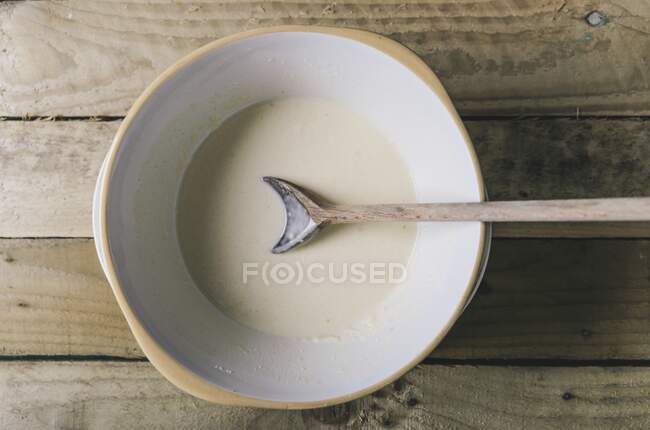 Flüssiger Teig in einer Schüssel mit Kochlöffel — Stockfoto