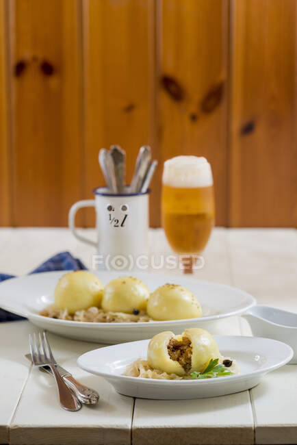 Grammknödel auf Sauerkraut — Stockfoto
