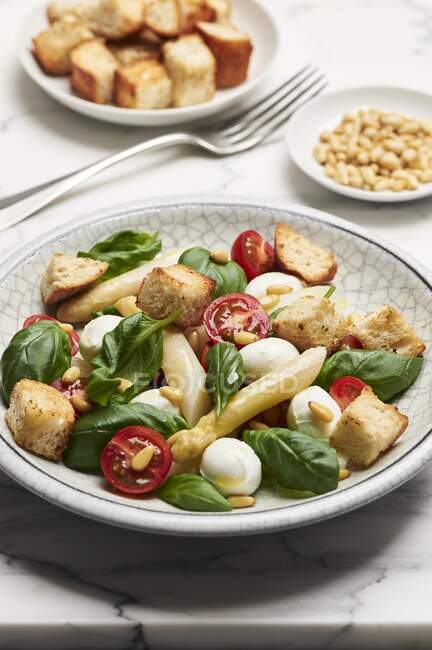 Salade de pain aux asperges blanches, mozzarella, tomates cerises et basilic — Photo de stock