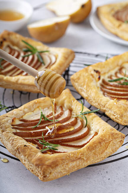 Puff pastry with pears, rosemary and honey — Stock Photo