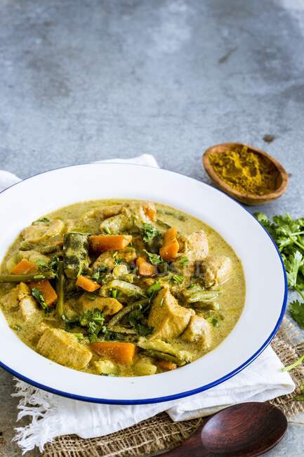 Curry de cordero con verduras (India) - foto de stock