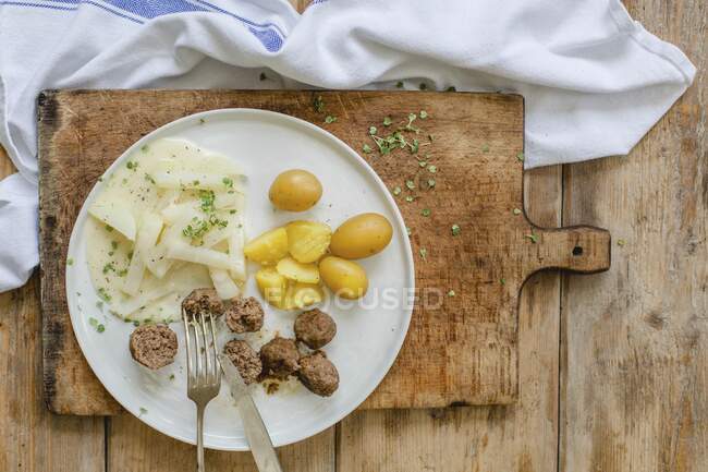 Meatballs with kohlrabi and potatoes — Stock Photo