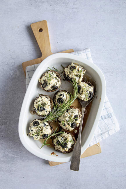 Funghi ripieni con crema d'oliva — Foto stock