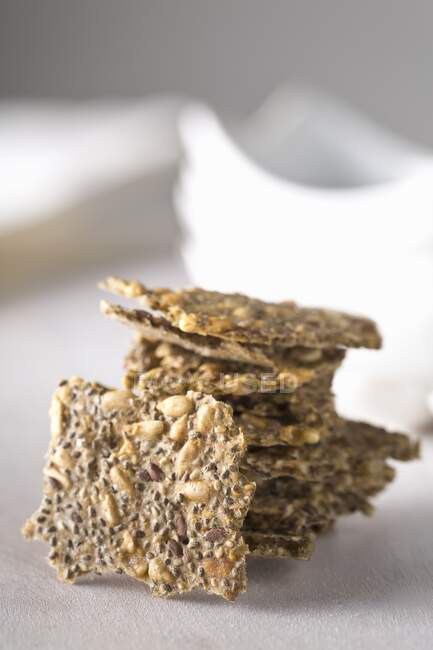 Crackers aux graines de chia, graines de tournesol et graines de lin — Photo de stock