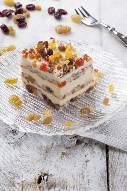 Барвисті шматочки торта з сухофруктами та горіхами — стокове фото