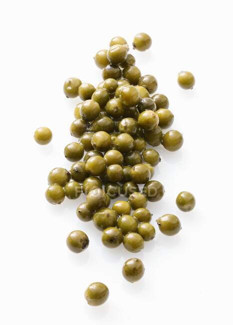 Peppercorns verde en escabeche vista de cerca - foto de stock