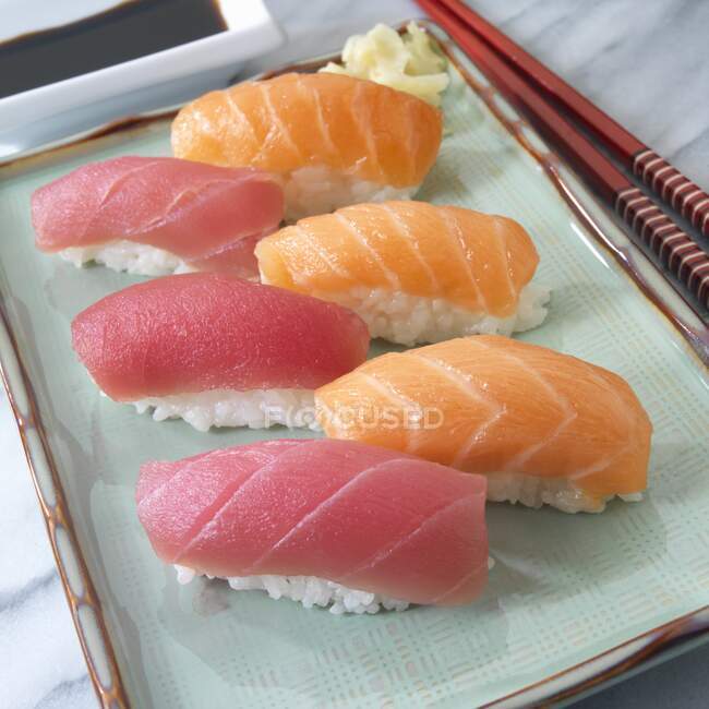 Sushi mit Thunfisch und Lachs aus nächster Nähe — Stockfoto