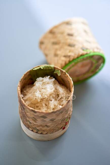 Липкий рис у кошику (Азія).) — стокове фото