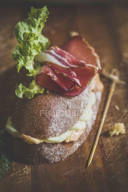 MIni Sandwich auf Holzboden serviert — Stockfoto