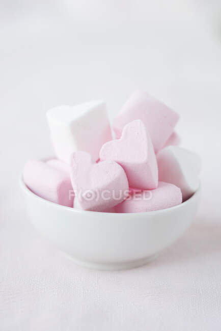 Marshmallow hearts in a bowl — Stock Photo