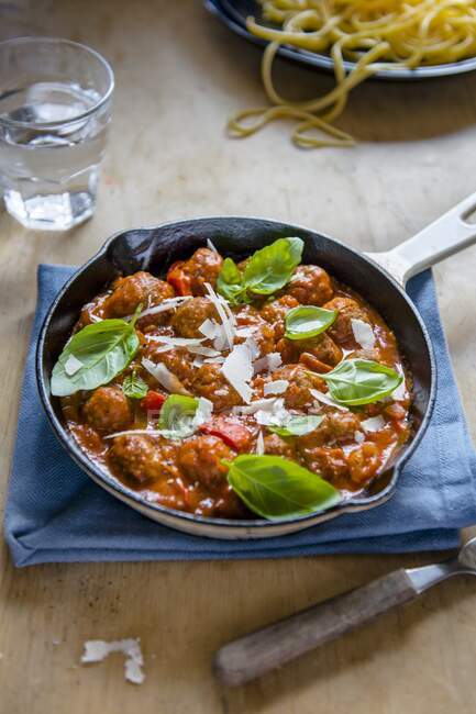 Almôndegas italianas em molho de tomate para espaguete — Fotografia de Stock